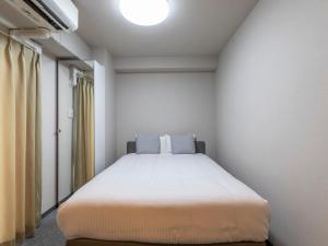 大阪市にあるTabist ユニホテル御堂筋本町のベッドルーム1室(白いベッド1台付)