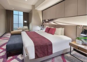 Postel nebo postele na pokoji v ubytování Crowne Plaza Manila Galleria by IHG