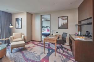 Posezení v ubytování Crowne Plaza Manila Galleria by IHG