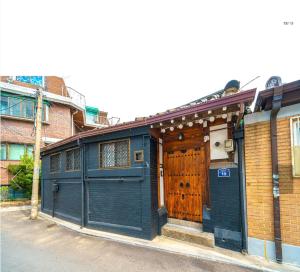 首尔Shim San Jae的一条街道上带有木门的蓝色建筑