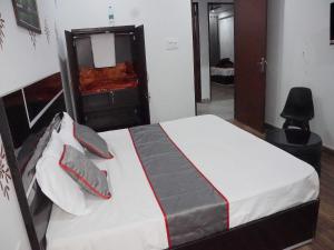 Een bed of bedden in een kamer bij POP 80870F Super7hotel.in