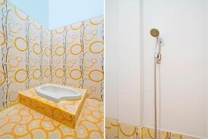 Bojongsalam的住宿－OYO 92893 Santana Residence Syariah，浴室配有淋浴和卫生间。