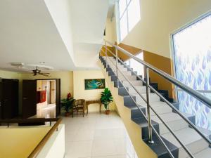 escalera en un edificio con pasillo en Sun Inns Hotel Cheras - Balakong, en Cheras