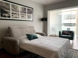 1 dormitorio con 1 cama, 1 sofá y 1 silla en MLA apartments - Larcomar, en Lima