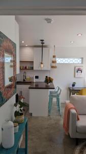 een keuken en een woonkamer met een bank en een tafel bij Villa di Valli in Los Angeles