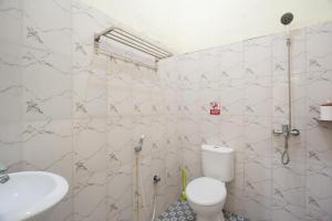 Koupelna v ubytování Reddoorz Syariah near tirtasari sonsang dan banto royo