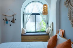 Postel nebo postele na pokoji v ubytování Nest House Homestay