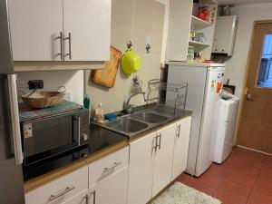 Una cocina o cocineta en HOsTAL PALMED 12 fotos más