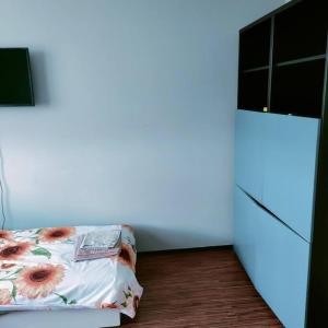 Una habitación blanca con una cama con flores. en Zachodnia 8th floor apartment, en Cracovia