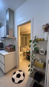 Zimmer mit einer Küche mit einem Waschbecken und einer Theke in der Unterkunft Kurlix Suites of Azure North in San Fernando