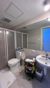 uma casa de banho com um WC e um lavatório em Kurlix Suites of Azure North em San Fernando