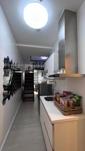 uma cozinha com um balcão e uma grande luz em Kurlix Suites of Azure North em San Fernando