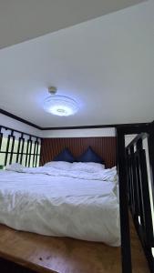 Uma cama ou camas num quarto em Kurlix Suites of Azure North