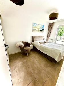 ミエルノにあるApartament Doradoのベッドと椅子のある寝室