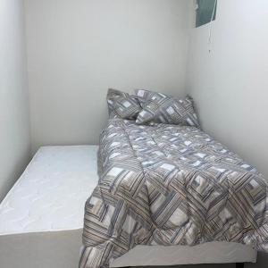 a bed in a small room with a bedskirtspectspectspects at Rsolmar2023 in Tamandaré +5 photos