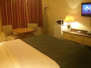 Rúm í herbergi á Port Motel