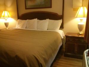 Rúm í herbergi á Port Motel
