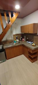uma cozinha com armários de madeira e uma bancada em Casa Ayacucho em Sucre