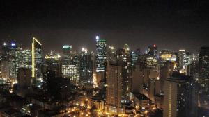 شقق أفوردابيل ماكاتي المخدومة في مانيلا: اطلالة ليلية على مدينة كبيرة بالليل