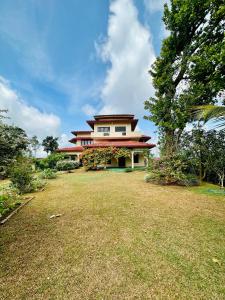 uma casa com um grande quintal em frente em The Views Kandy - 360 Mountain View em Kandy