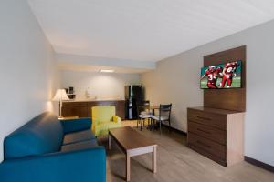 Posezení v ubytování HomeTowne Studios by Red Roof Vero Beach - I-95