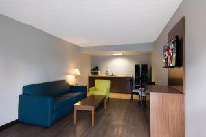 TV a/nebo společenská místnost v ubytování HomeTowne Studios by Red Roof Vero Beach - I-95