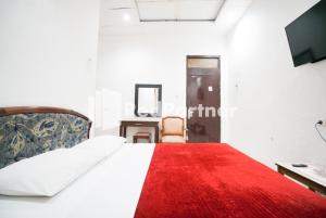 Dormitorio con cama, escritorio y TV en Hotel Borobudur Kemayoran Syariah Mitra RedDoorz, en Yakarta