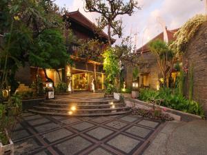 O grădină în afara AlamKulkul Boutique Resort