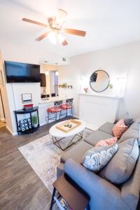 uma sala de estar com um sofá e uma televisão em Convenient 2 bedroom 1 bathroom em Saint Louis