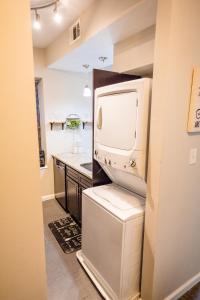 Kitchen o kitchenette sa Convenient 2 bedroom 1 bathroom