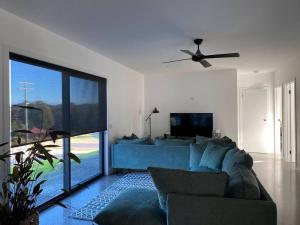 Μια τηλεόραση ή/και κέντρο ψυχαγωγίας στο New home Family Retreat near Pambula 4bd 7guests
