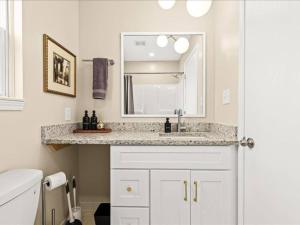 Ένα μπάνιο στο Spacious 1BR [End Unit] in the Heart of Roseville