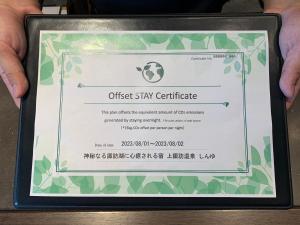 una persona titular de un certificado en un cuadro enmarcado en Kamisuwa Onsen Shinyu, en Suwa