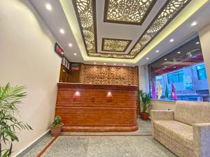 - un salon avec un canapé et un hall dans l'établissement Hotel Airport Gurkha, à Katmandou