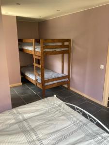 1 dormitorio con 2 literas en una habitación en Le petit belge, en Montgivray