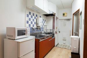 Η κουζίνα ή μικρή κουζίνα στο 新宿から快速15分の三鷹駅徒歩3分 最大5名 ゆったり和室【MITAKA NAGOMI ROOM】　