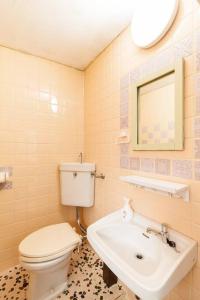 Ένα μπάνιο στο 新宿から快速15分の三鷹駅徒歩3分 最大5名 ゆったり和室【MITAKA NAGOMI ROOM】　 +16 φωτογραφίες