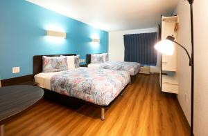 Postel nebo postele na pokoji v ubytování Emblaze Hotel