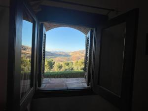 okno w pokoju z widokiem na góry w obiekcie Ponte Calatrasi Agriturismo w mieście Roccamena