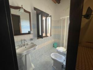 łazienka z umywalką i toaletą w obiekcie Ponte Calatrasi Agriturismo w mieście Roccamena