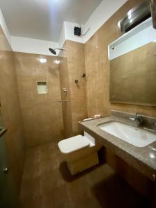 y baño con lavabo, ducha y aseo. en Hotel Siddhi Manakamana en Katmandú