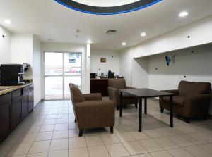 Kuchyň nebo kuchyňský kout v ubytování Emblaze Hotel