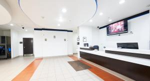 TV a/nebo společenská místnost v ubytování Emblaze Hotel