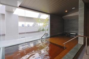 Dormy Inn Kanazawa Natural Hot Spring内部或周边的泳池
