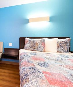 Postel nebo postele na pokoji v ubytování Emblaze Hotel