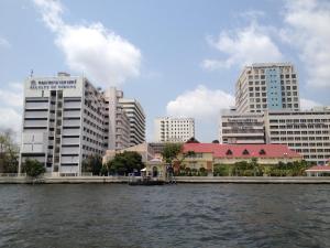 曼谷的住宿－24Residence Siriraj，享有河流和建筑的城市景观