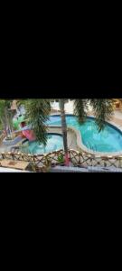 een zwembad voor een resort bij Rusty Anchor Event Center in Bay