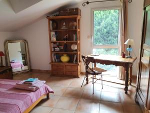 een slaapkamer met een bureau, een tafel en een spiegel bij Maison Parc Ducup in Perpignan