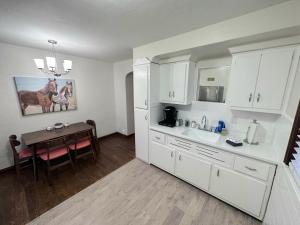 Køkken eller tekøkken på Urban Chic South City Retreat