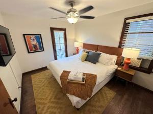 En eller flere senge i et værelse på Urban Chic South City Retreat